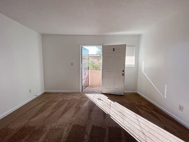 Foto del edificio - Remodeled 2 Bedroom and 1 Bath Unit Near E...