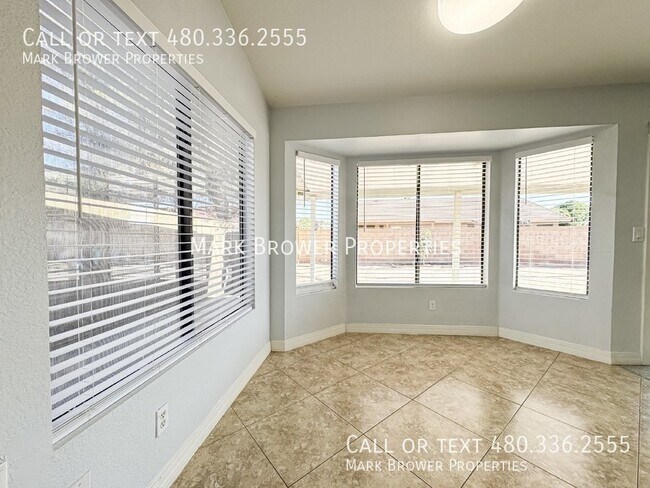 Foto del edificio - 449 E Meadows Ln