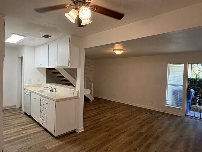 Foto del edificio - Townhouse condo Hillsdale Oaks