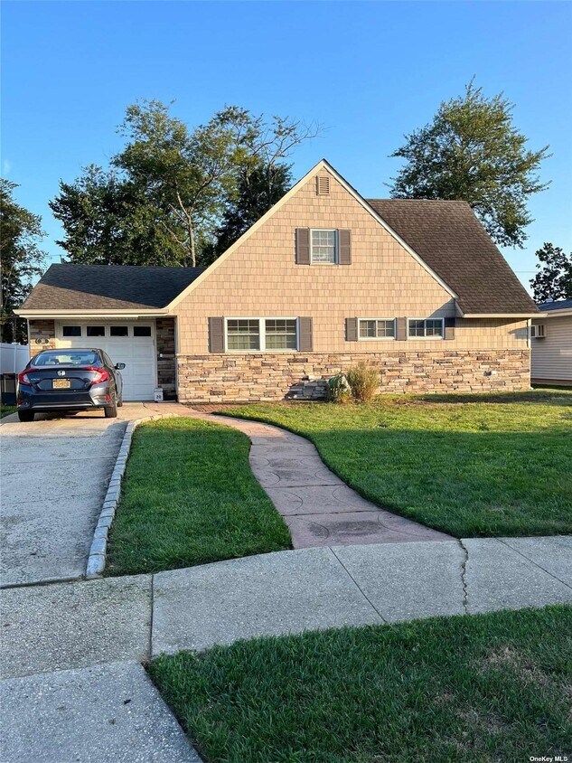 Primary Photo - 20 Spoke Ln