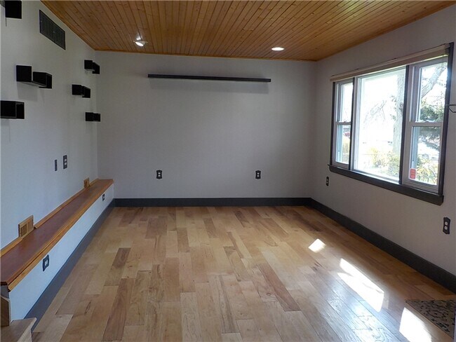 Building Photo - 5 Markley Dr