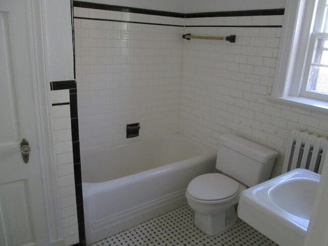 Building Photo - -- AVAILABLE JULY 17TH -- 3 BR / 1 BA Bric...