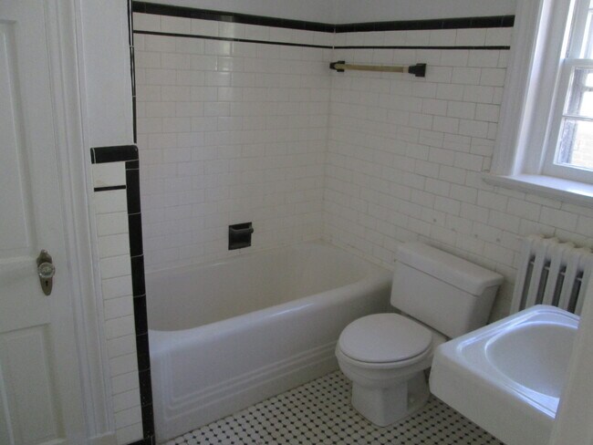 Foto del edificio - -- AVAILABLE JULY 17TH -- 3 BR / 1 BA Bric...
