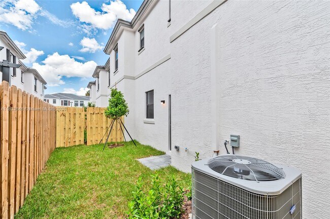 Foto del edificio - 523 SW 19th Ter