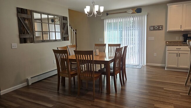Mesa para 8 personas. La extensión se puede plegar sobre sí misma para reducirla a una mesa para 6 personas. - 17 Ryswick St
