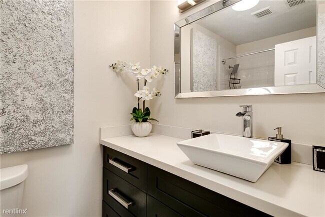 Foto del edificio - 3 br, 3 bath House - 5560 Lakewood Cir S