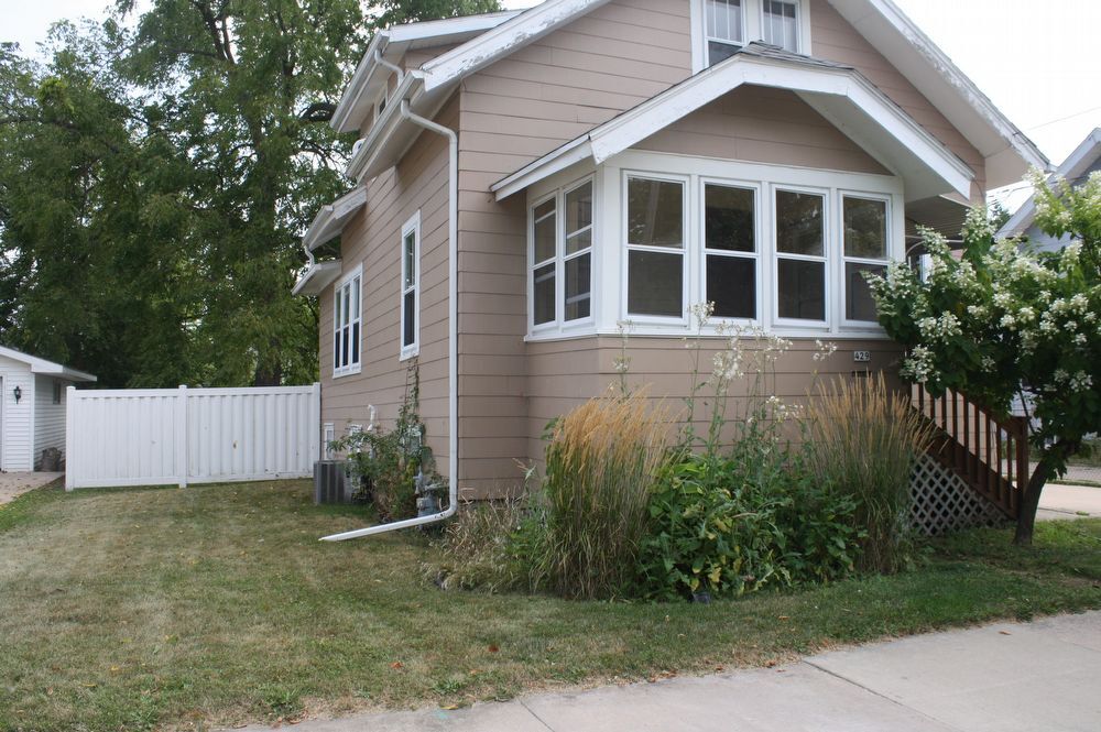 Primary Photo - 3 Bedroom Home-Fenced in Yard