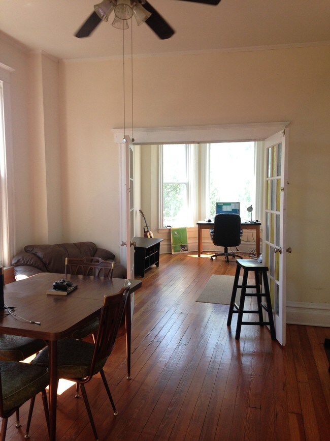 Foto del edificio - 2138 W Race Ave