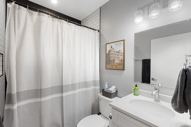 Building Photo - 3026 N Allen Ave