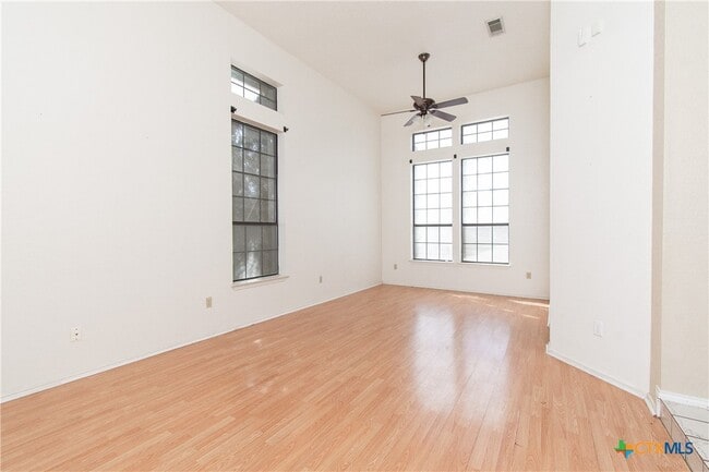 Building Photo - 2304 E Iowa Dr