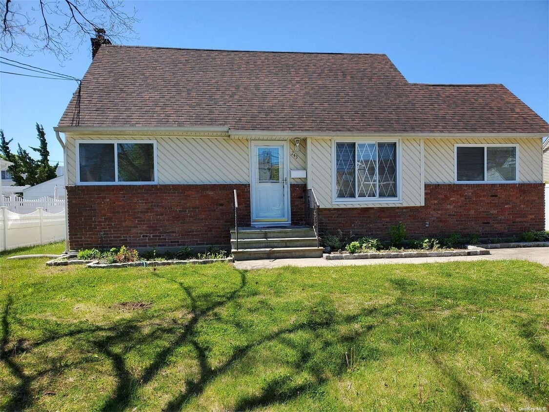 243 32nd St, Lindenhurst, NY 11757 House Rental in Lindenhurst, NY