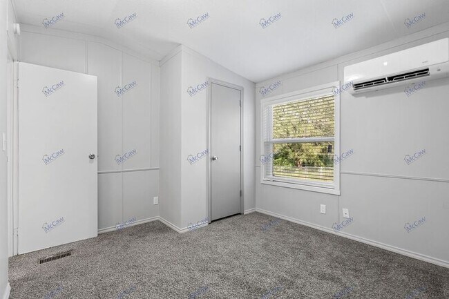 Building Photo - 831 Arrowhead Dr