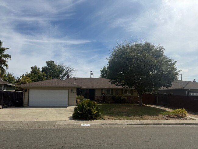 Building Photo - 4752 Crestview Dr