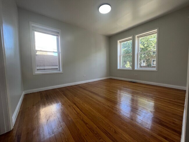 Living Room - 2816 W Cullom Ave