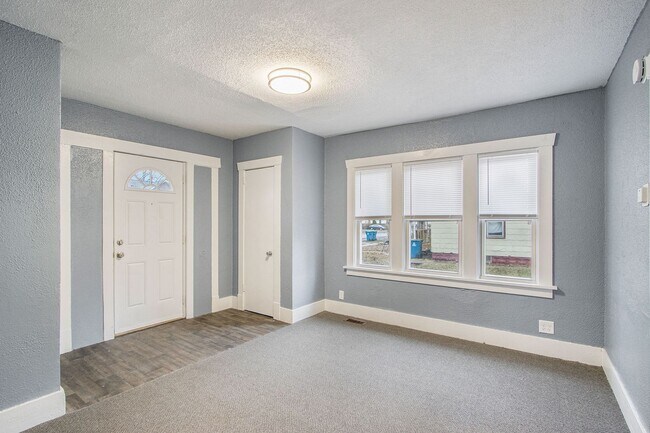 Building Photo - 702 Fenimore Ave