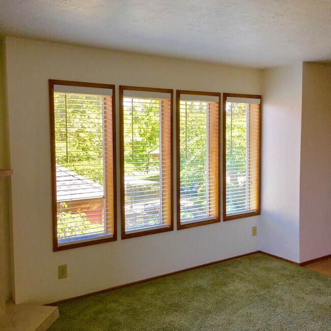 Building Photo - 35 Rockridge Dr