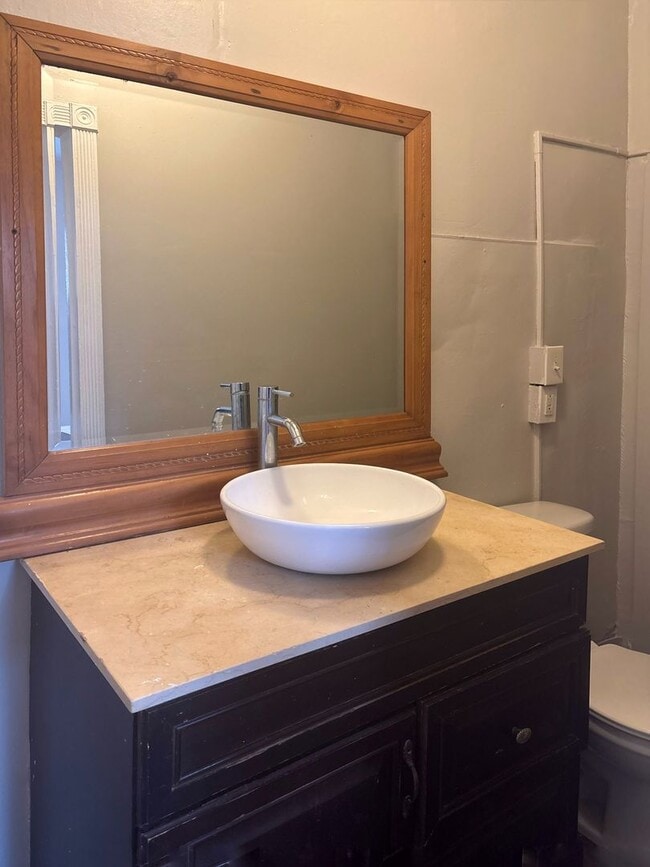 Foto del edificio - Spacious 5-Bed, 1-Bath, 1,890 sqt