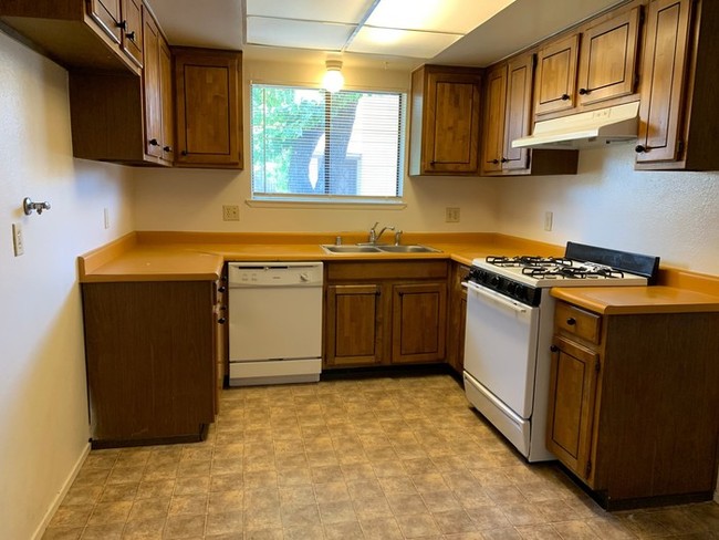Building Photo - 2 Bed, 2 Bath unit on County Center!