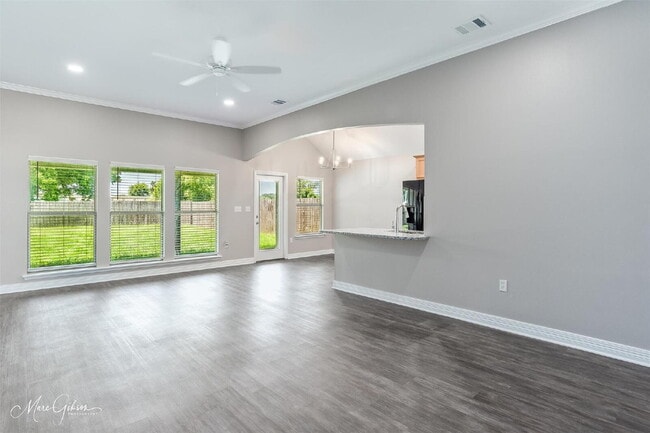 Building Photo - "Charming 3-Bedroom Retreat with 2 Full Ba...