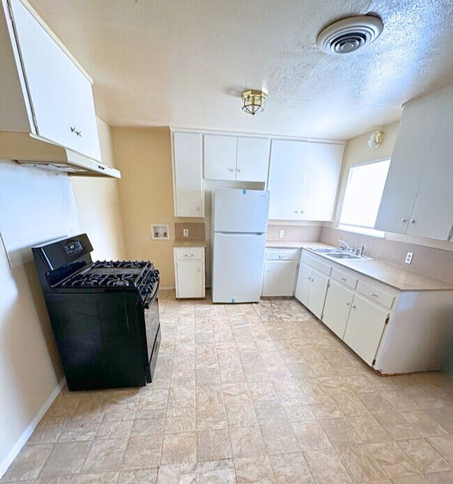 Foto del edificio - AVAILABLE NOW!