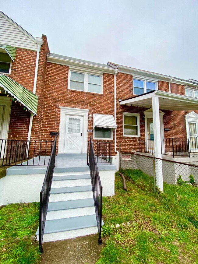 Building Photo - Charming 2 Bedroom/1 Bathroom Townhome in ...