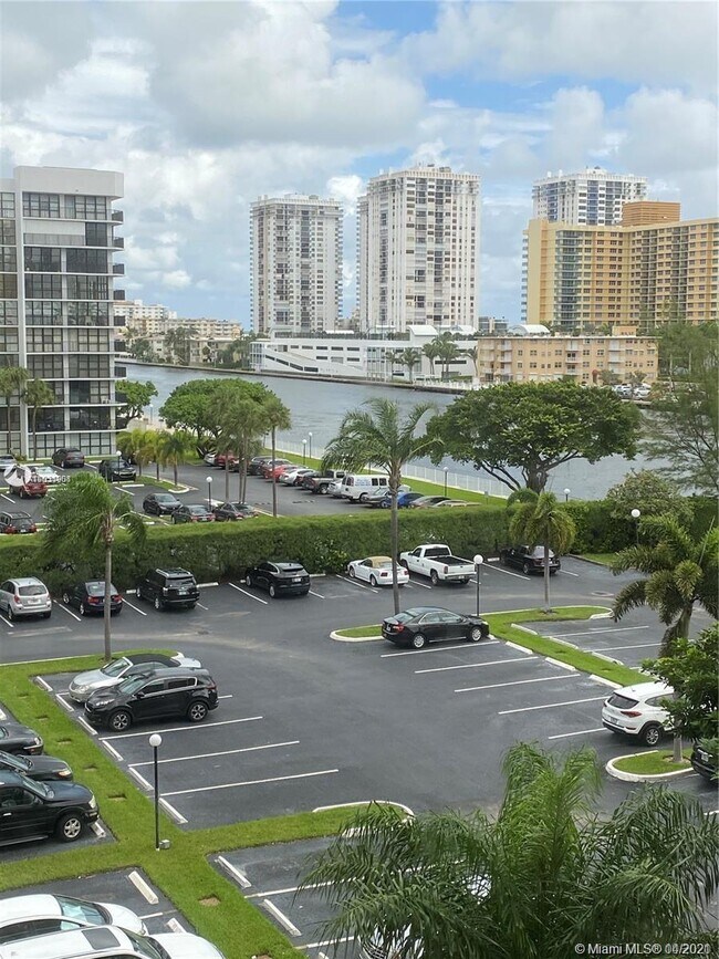 Foto del edificio - 600 Parkview Dr