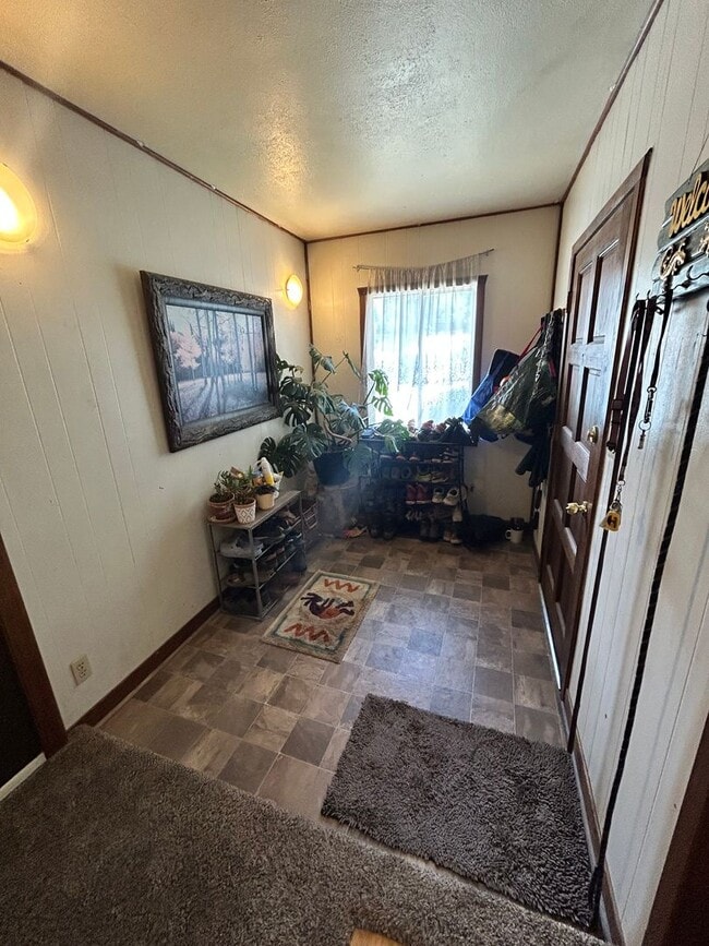 Building Photo - Three Bedroom House in Great Neighborhood!