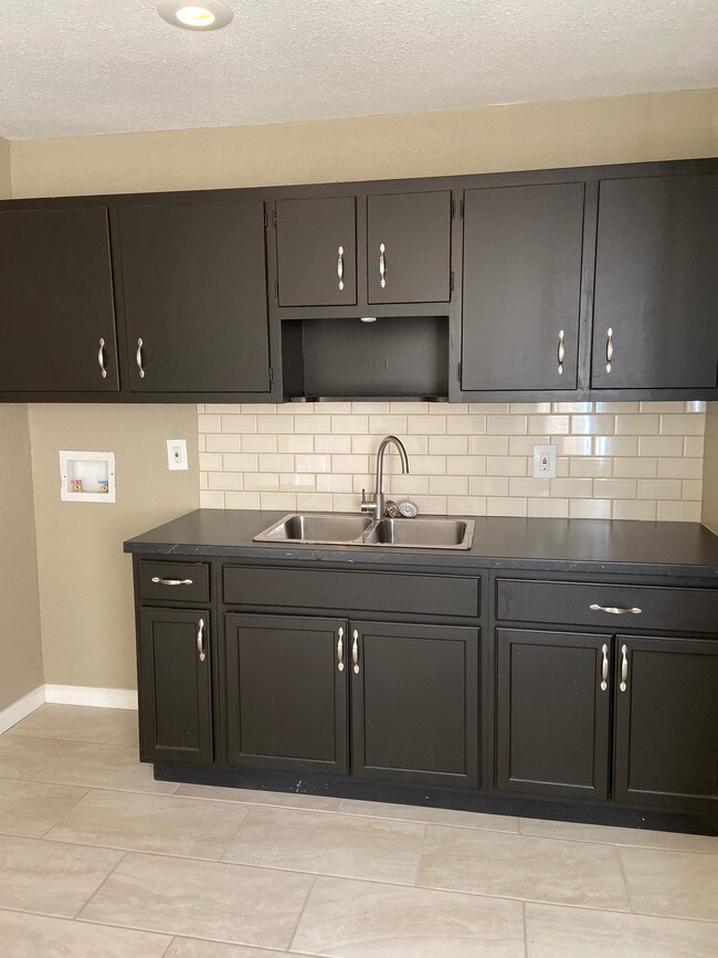 Building Photo - 8705 Ruskin Way