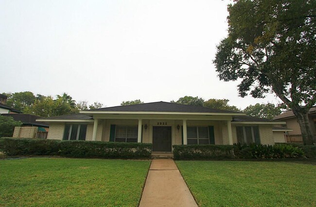 Building Photo - 2922 Fairway Dr
