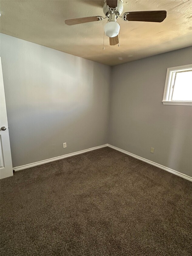 Building Photo - 516 Holiday Dr