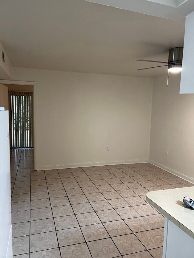 Building Photo - Location, location, location! 875 SF Unit-...