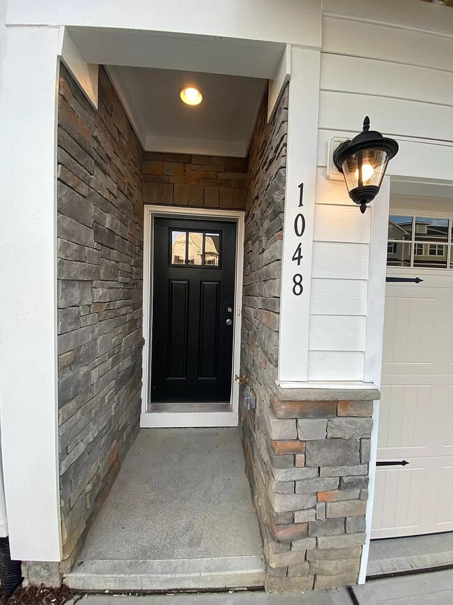 Building Photo - Room in Townhome on Diamond Dove Ln