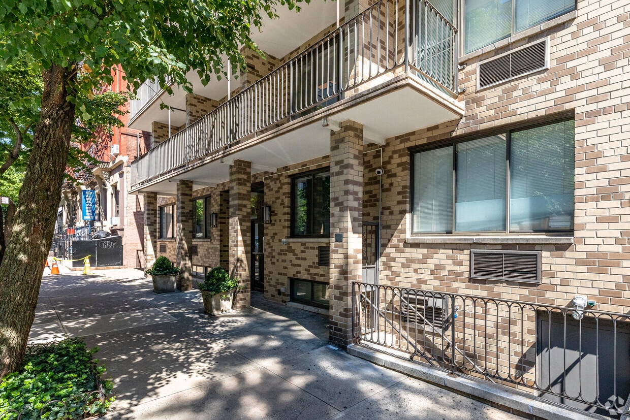 Entrance - 219-223 E 84th St
