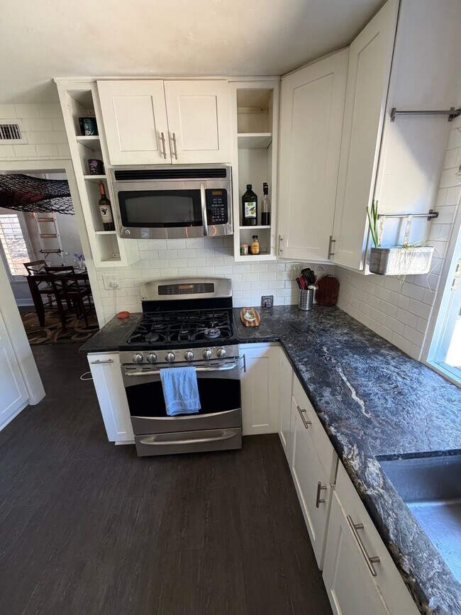 Building Photo - Beautiful 3 bed / 2.5 bath / 2021 sqft Single Family Home in Oceanside with Massive Backyard- Ava...