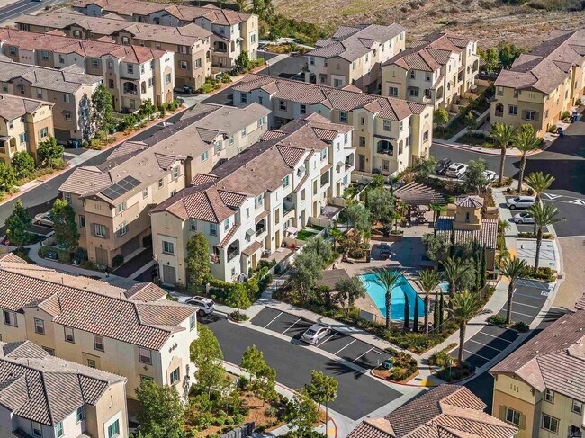 Foto del edificio - Stylish Three-Story Townhome with Private Courtyard & Pool Access