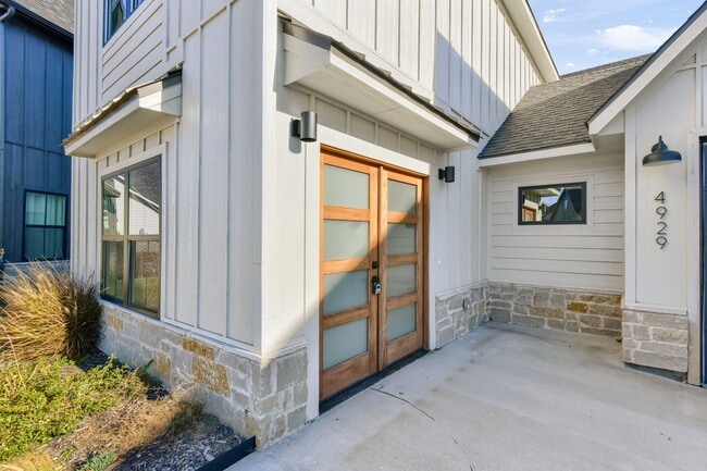 Building Photo - 4929 Sweetbay Rd