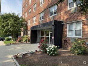 Building Photo - 140 Grove St