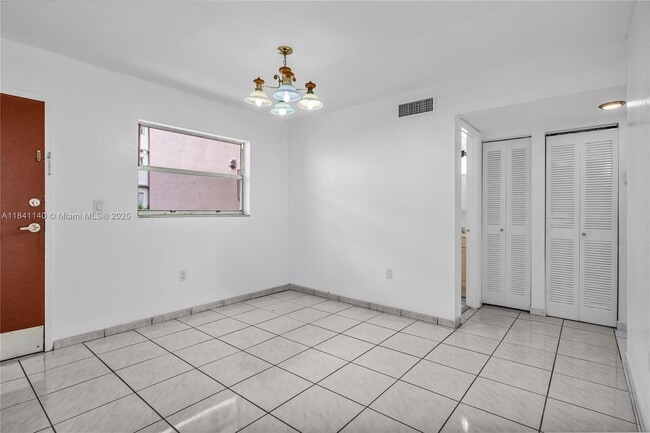 Building Photo - 325 NW 72nd Ave