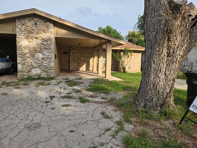 Building Photo - 923 Eikel St