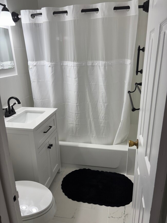 Bath room with tub - 5810 Hope St