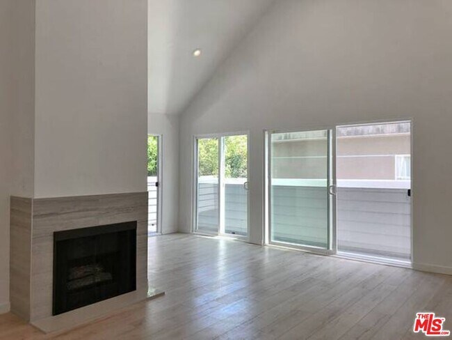 Building Photo - 853 Hayworth Ave