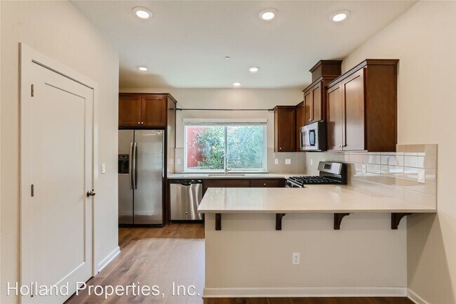 Building Photo - 2 br, 2.5 bath House - 472 NE Patricia Ann pl