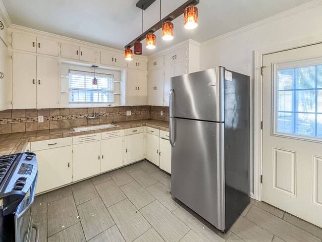 Building Photo - Donaldson