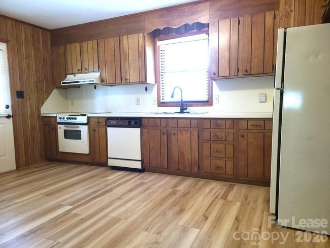 Building Photo - 2022 Oakdale Rd