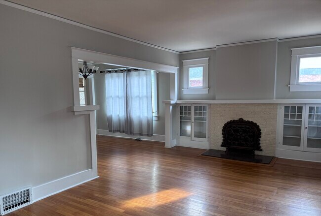 Sala de estar con muebles empotrados - 2270 Holly St