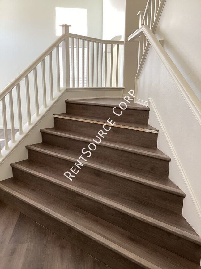 Building Photo - 5 bedroom 3 bathroom home located in West ...