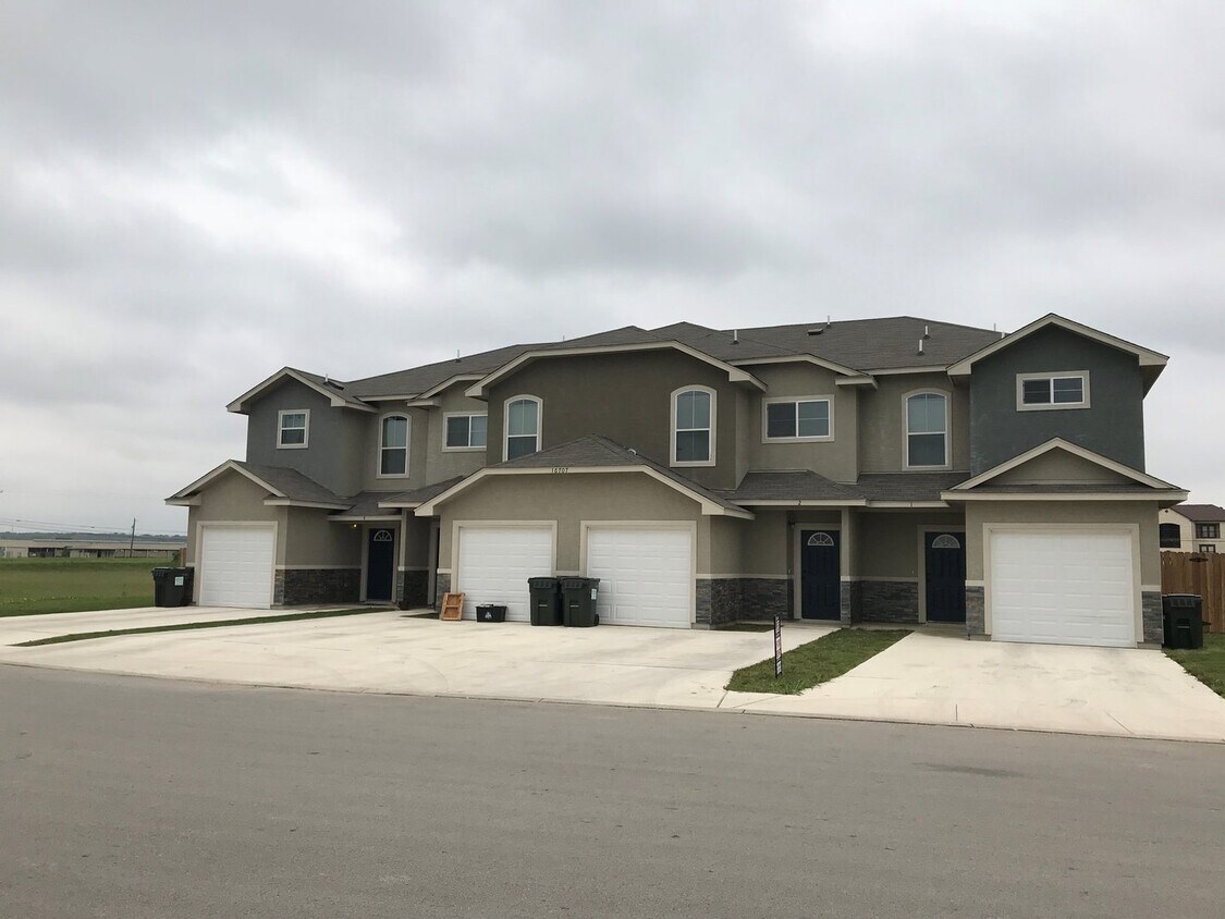 Foto principal - Town home for rent