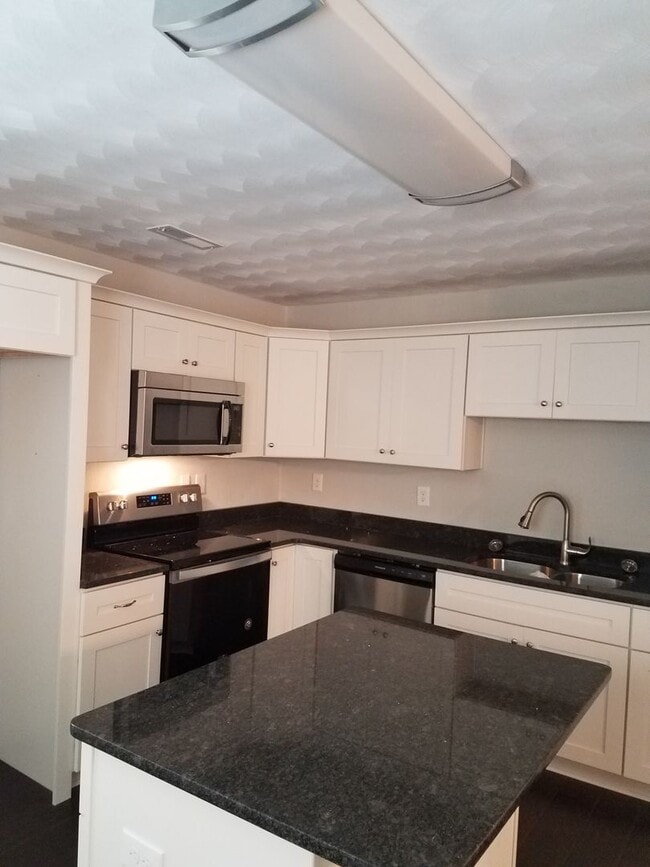 Building Photo - Spacious 4 Bedroom 3.5 Bath