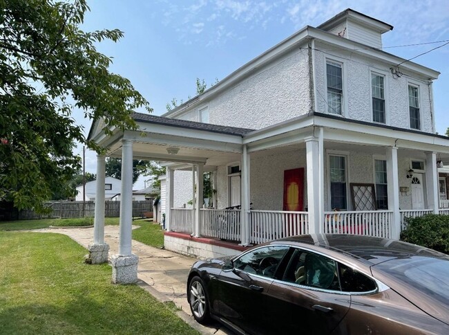 Building Photo - North Side House! Roomy 3 bed 2 bath with ...