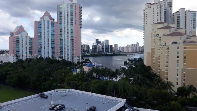 Foto del edificio - 3300 NE 191st St